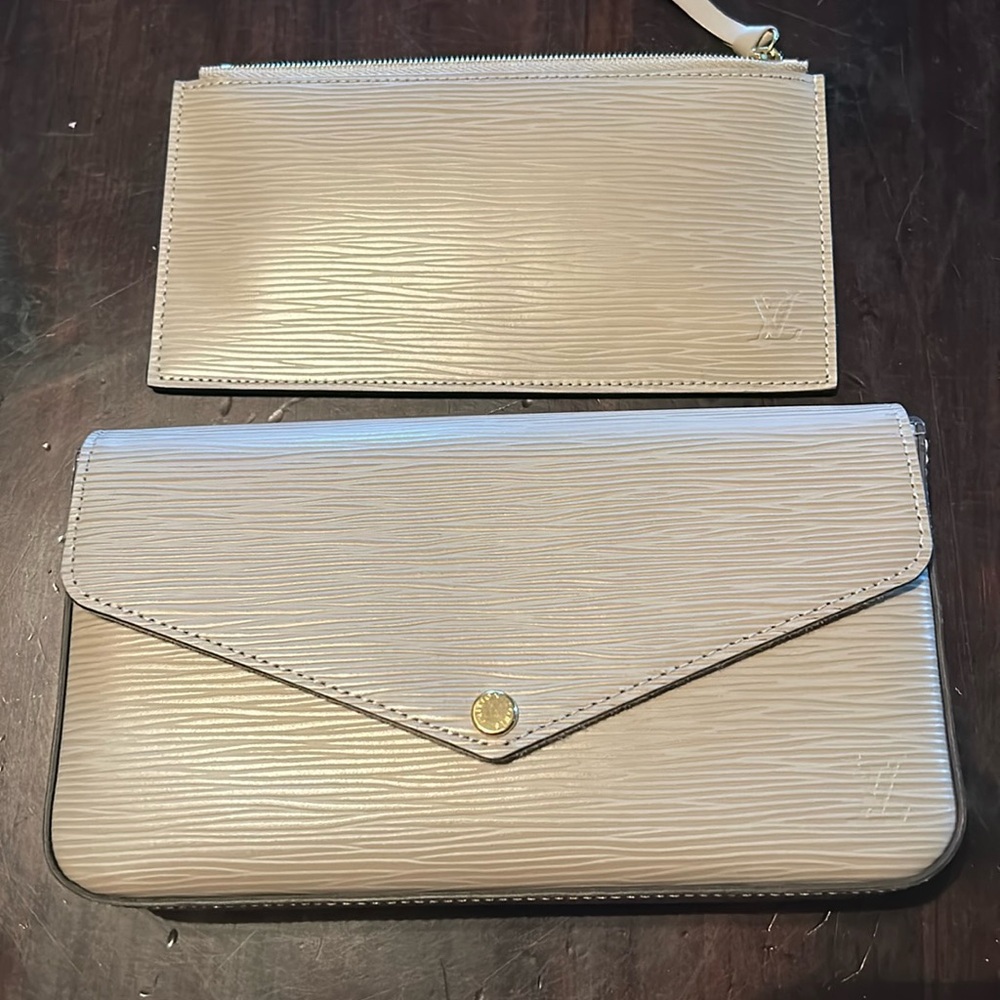 This is an authentic LOUIS VUITTON Epi Felicie Pochette Chain Wallet in Galet.